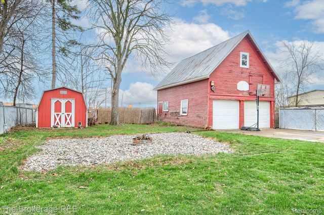 203 Sawyer Street, Grand Blanc, MI 48439