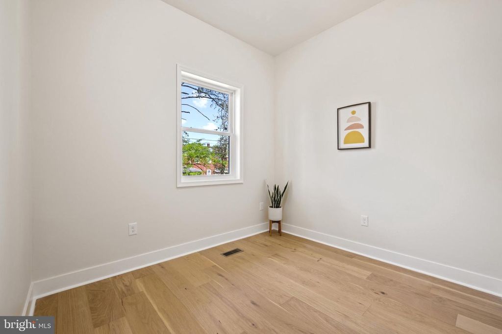 Image 17 of property listing at 8620 ELLEN CT, Parkville, MD 21234