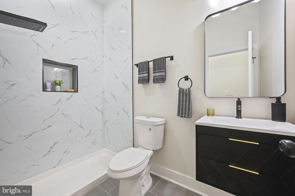 Image 18 of property listing at 8620 ELLEN CT, Parkville, MD 21234