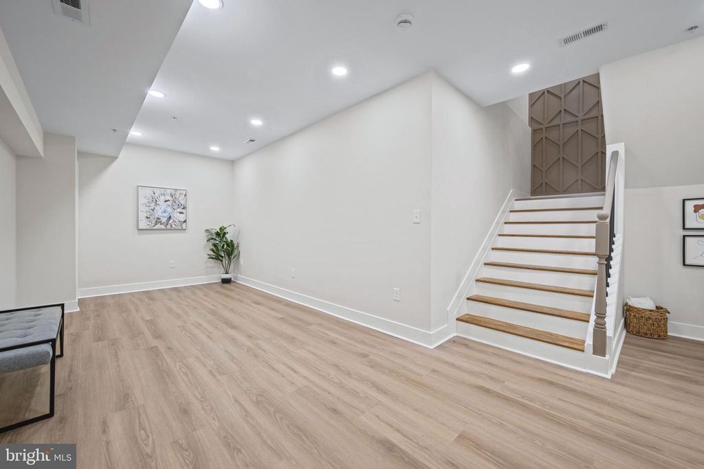 Image 38 of property listing at 8620 ELLEN CT, Parkville, MD 21234