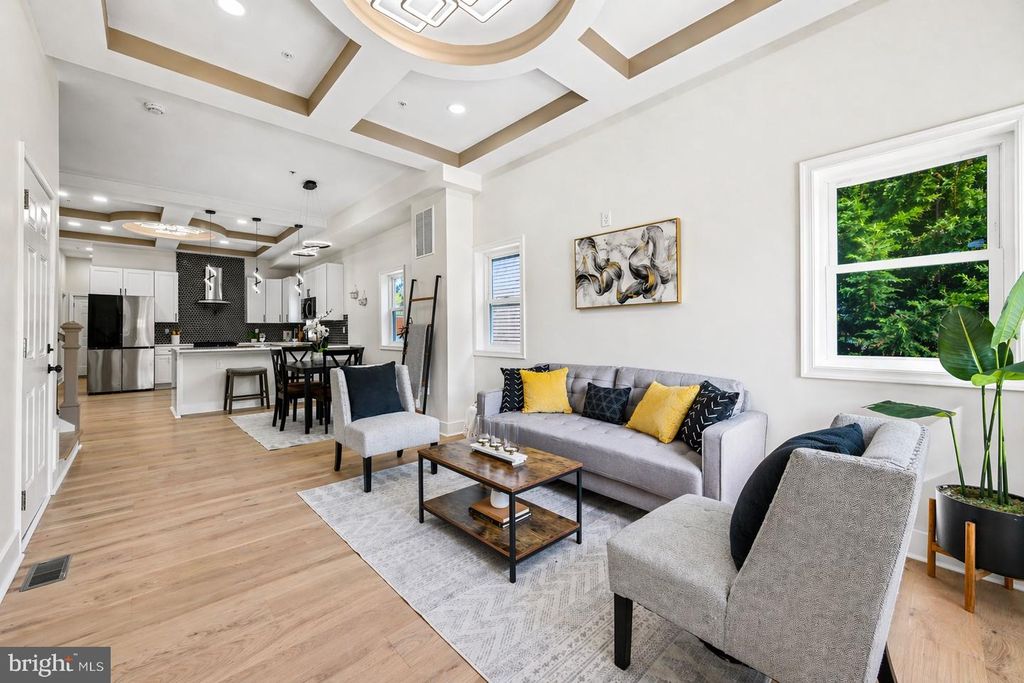 Image 6 of property listing at 8620 ELLEN CT, Parkville, MD 21234