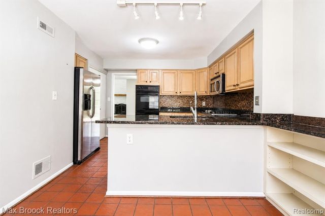 7139 Creeks Crossing, West Bloomfield, MI 48322