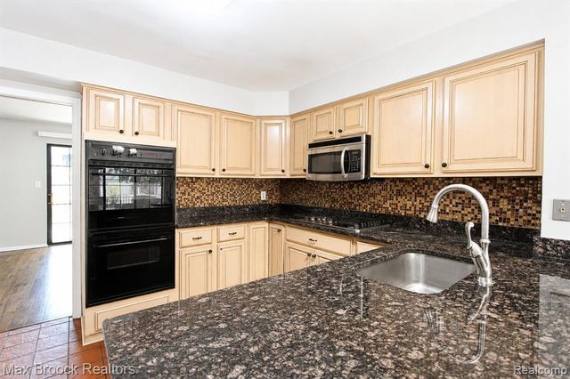 7139 Creeks Crossing, West Bloomfield, MI 48322