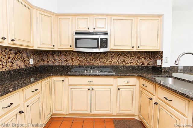 7139 Creeks Crossing, West Bloomfield, MI 48322