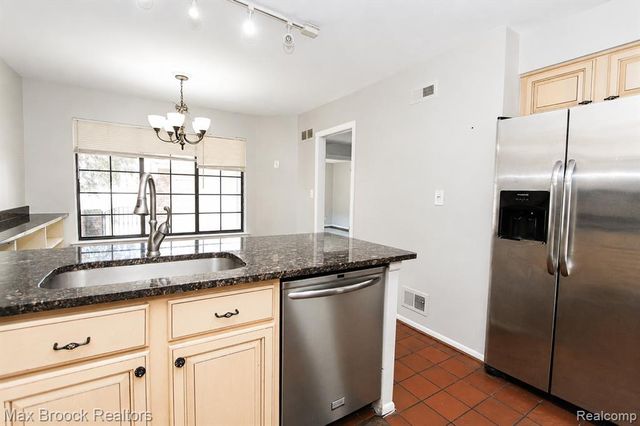 7139 Creeks Crossing, West Bloomfield, MI 48322