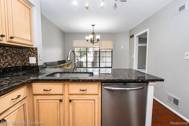 7139 Creeks Crossing, West Bloomfield, MI 48322