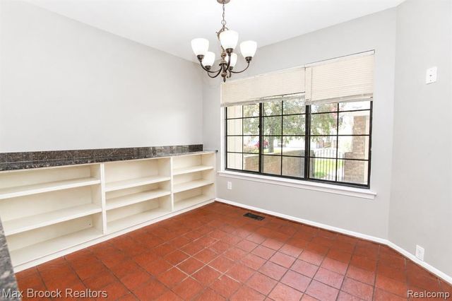 7139 Creeks Crossing, West Bloomfield, MI 48322