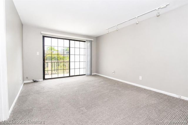 7139 Creeks Crossing, West Bloomfield, MI 48322