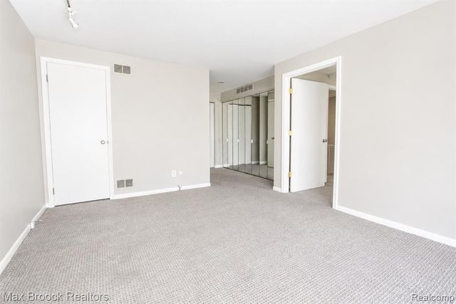7139 Creeks Crossing, West Bloomfield, MI 48322