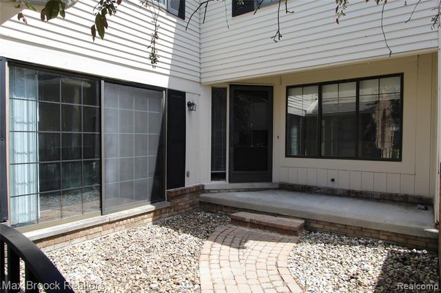 7139 Creeks Crossing, West Bloomfield, MI 48322