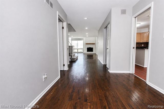 7139 Creeks Crossing, West Bloomfield, MI 48322
