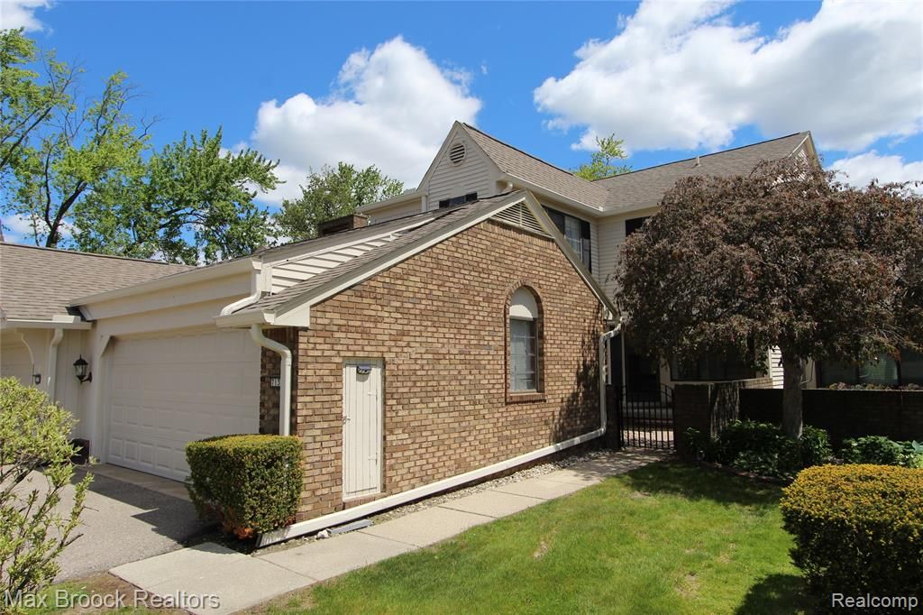 7139 Creeks Crossing, West Bloomfield, MI 48322
