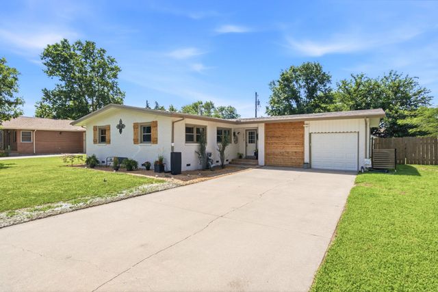 8421 W 9TH ST N, Wichita, KS 67212
