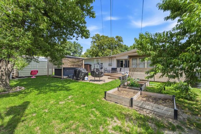 8421 W 9TH ST N, Wichita, KS 67212