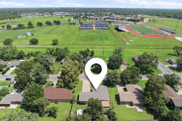 8421 W 9TH ST N, Wichita, KS 67212