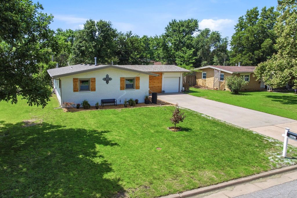 8421 W 9TH ST N, Wichita, KS 67212