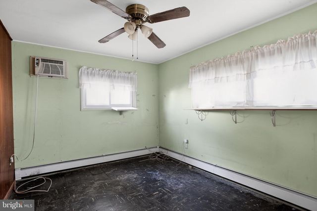 6 FIELD LN, Levittown, PA 19055