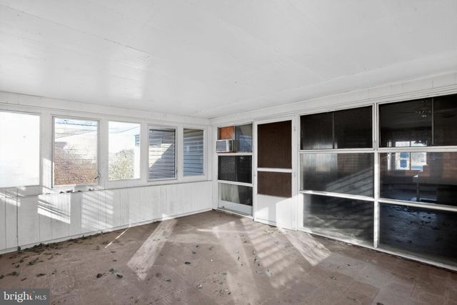 6 FIELD LN, Levittown, PA 19055