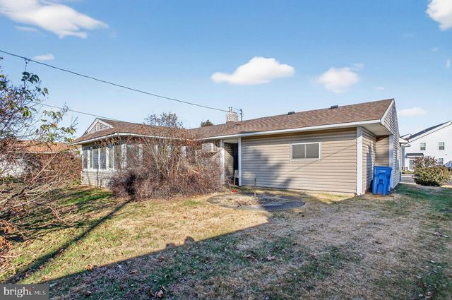 6 FIELD LN, Levittown, PA 19055
