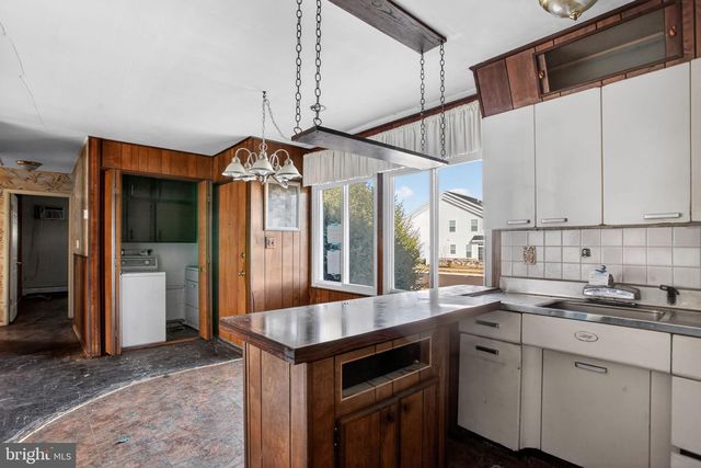 6 FIELD LN, Levittown, PA 19055