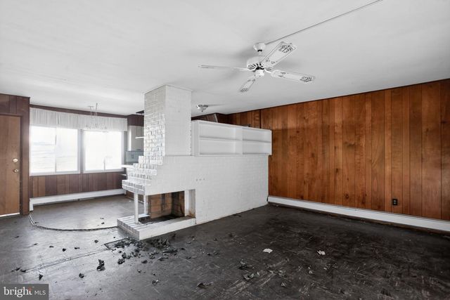 6 FIELD LN, Levittown, PA 19055