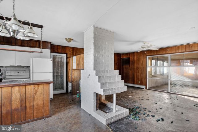 6 FIELD LN, Levittown, PA 19055