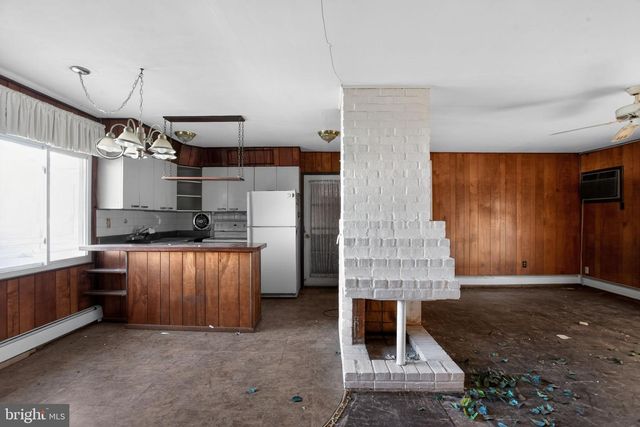 6 FIELD LN, Levittown, PA 19055