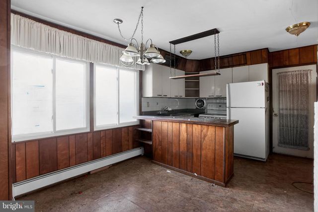 6 FIELD LN, Levittown, PA 19055