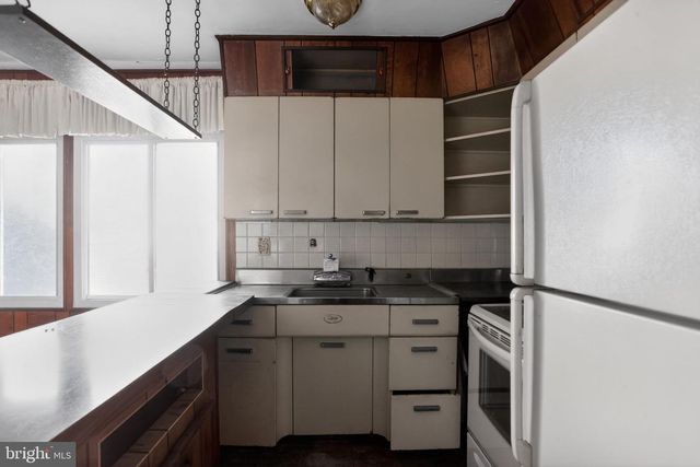 6 FIELD LN, Levittown, PA 19055