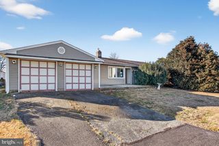 6 FIELD LN, Levittown, PA 19055