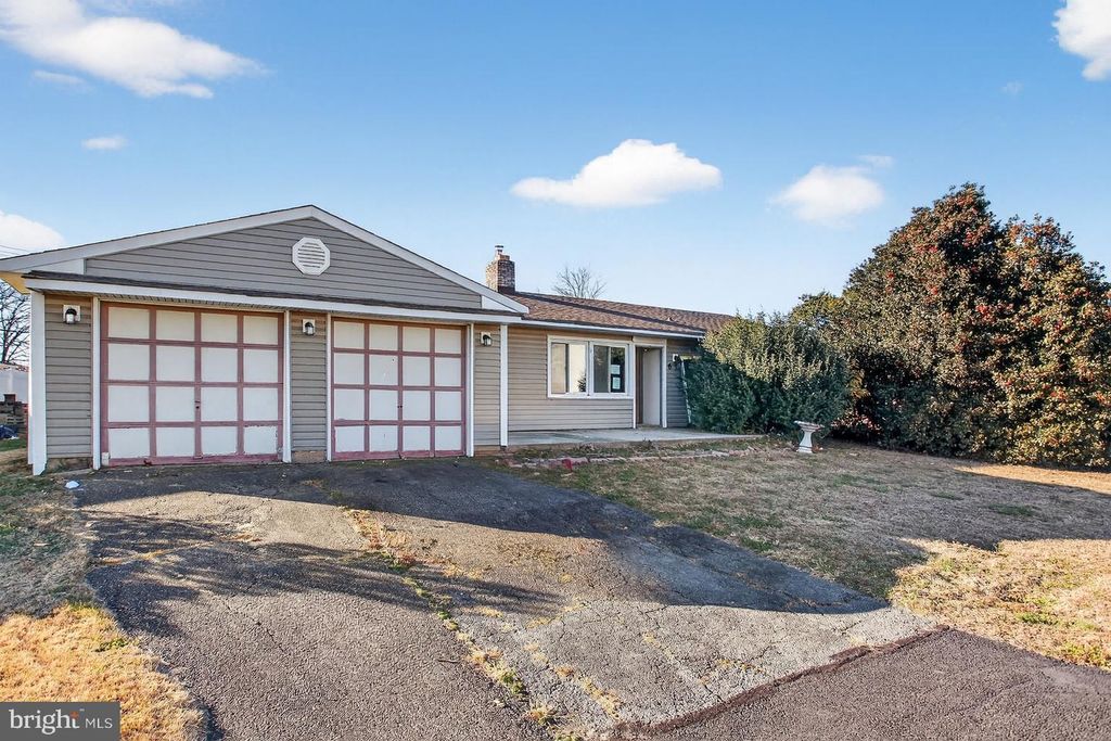 6 FIELD LN, Levittown, PA 19055