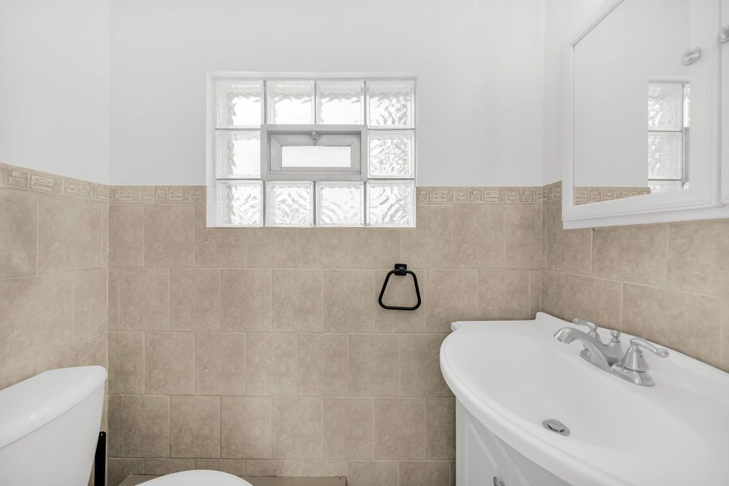 Image 14 of property listing at 7826 Natchez Avenue, Burbank, IL 60459