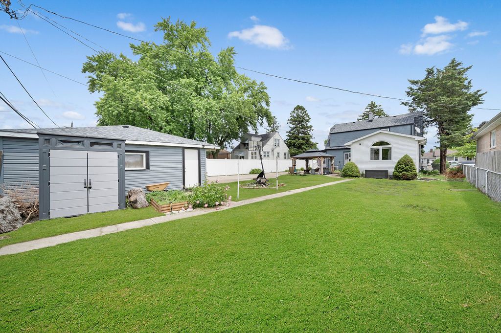 Image 20 of property listing at 7826 Natchez Avenue, Burbank, IL 60459