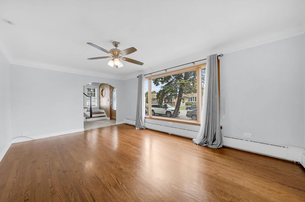 Image 4 of property listing at 7826 Natchez Avenue, Burbank, IL 60459