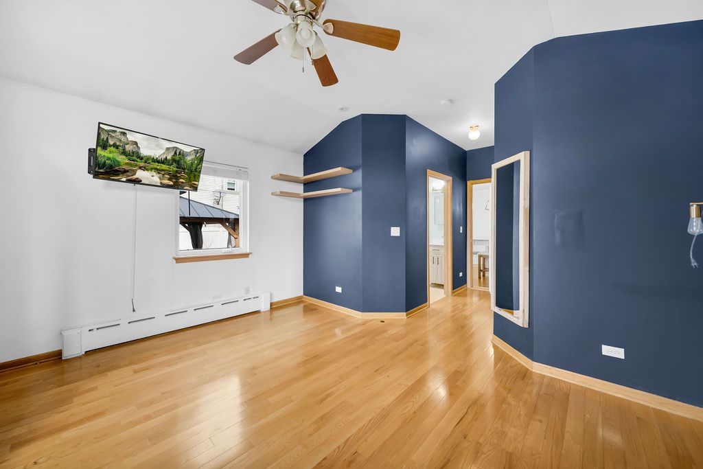 Image 7 of property listing at 7826 Natchez Avenue, Burbank, IL 60459