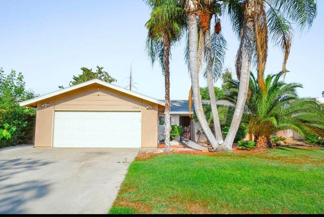 1708 N Oak Park Street, Visalia, CA 93291