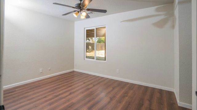 1708 N Oak Park Street, Visalia, CA 93291