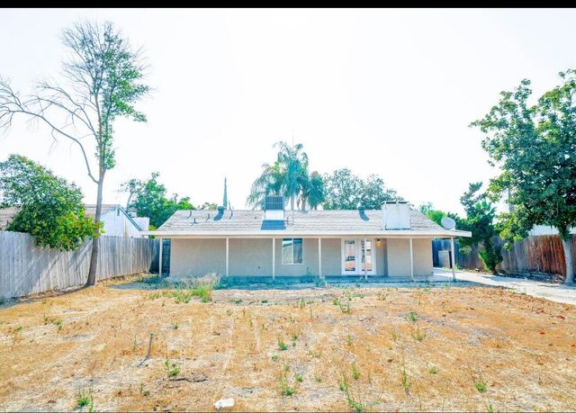 1708 N Oak Park Street, Visalia, CA 93291