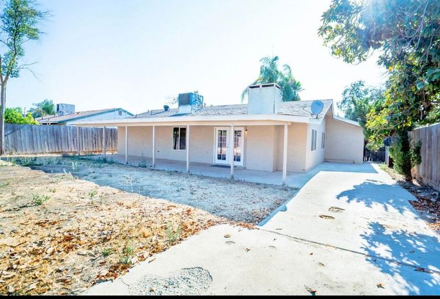 1708 N Oak Park Street, Visalia, CA 93291