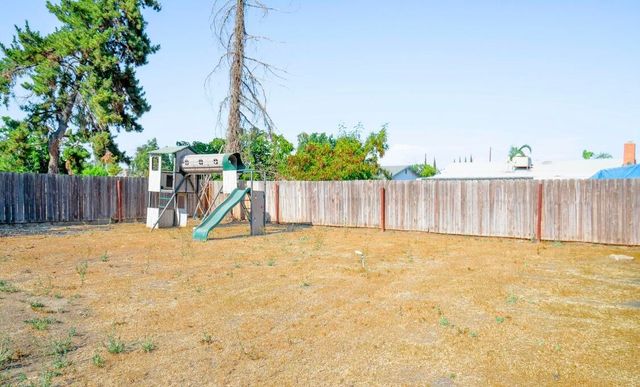 1708 N Oak Park Street, Visalia, CA 93291