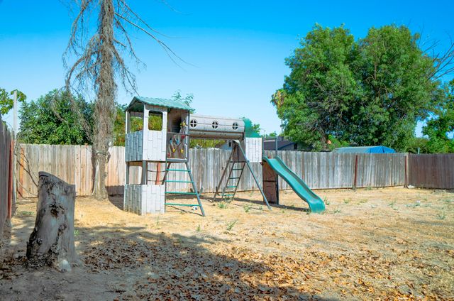 1708 N Oak Park Street, Visalia, CA 93291