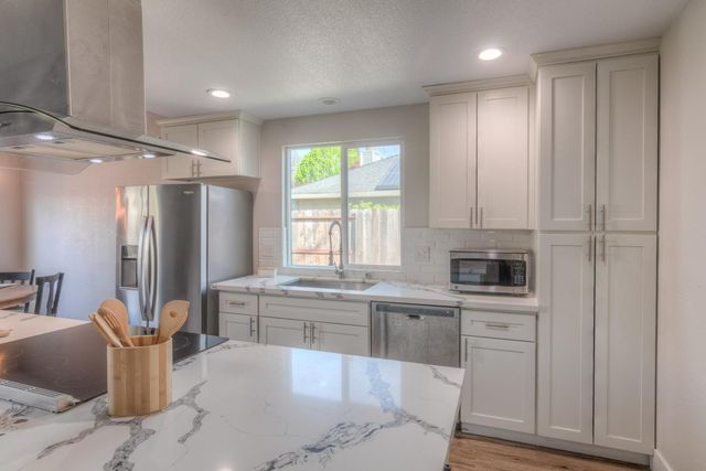 2886 Leslie Ln, West Sacramento, CA 95691