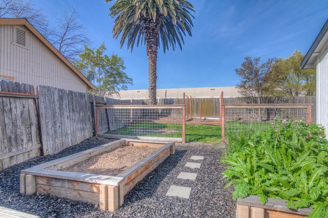 2886 Leslie Ln, West Sacramento, CA 95691