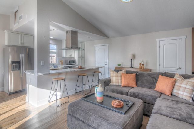 2886 Leslie Ln, West Sacramento, CA 95691