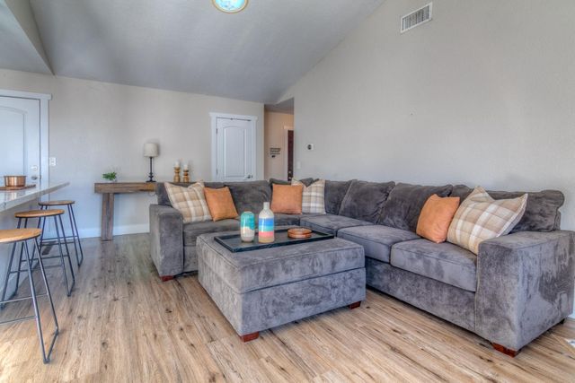 2886 Leslie Ln, West Sacramento, CA 95691