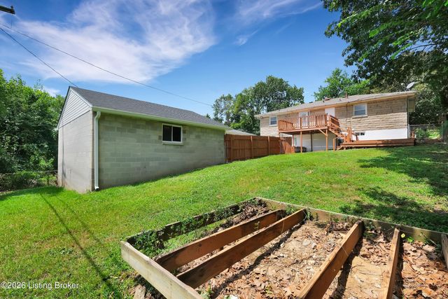 7537 Manslick Rd, Louisville, KY 40214