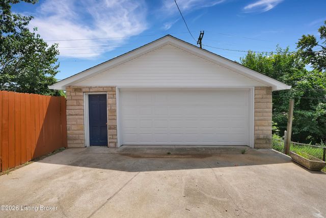 7537 Manslick Rd, Louisville, KY 40214