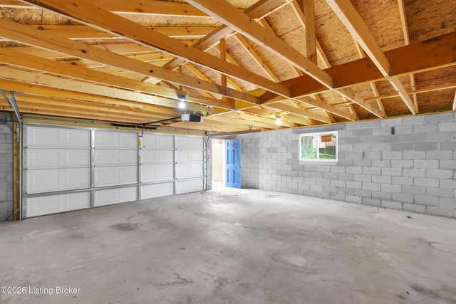 7537 Manslick Rd, Louisville, KY 40214