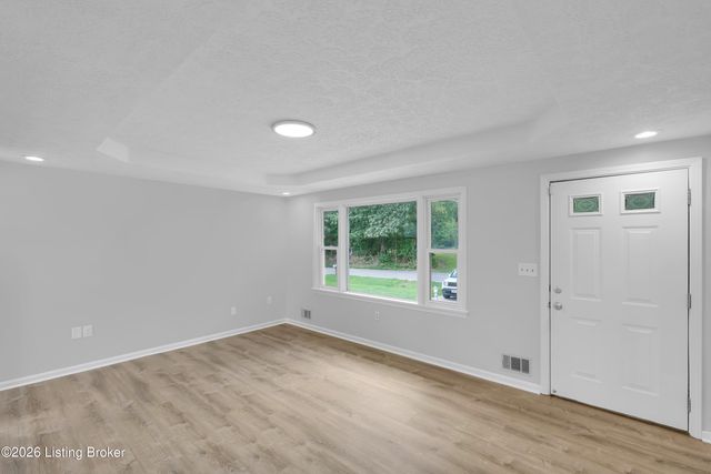 7537 Manslick Rd, Louisville, KY 40214