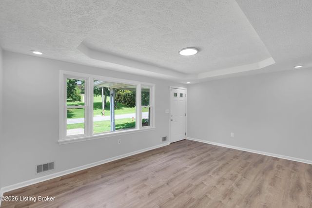 7537 Manslick Rd, Louisville, KY 40214